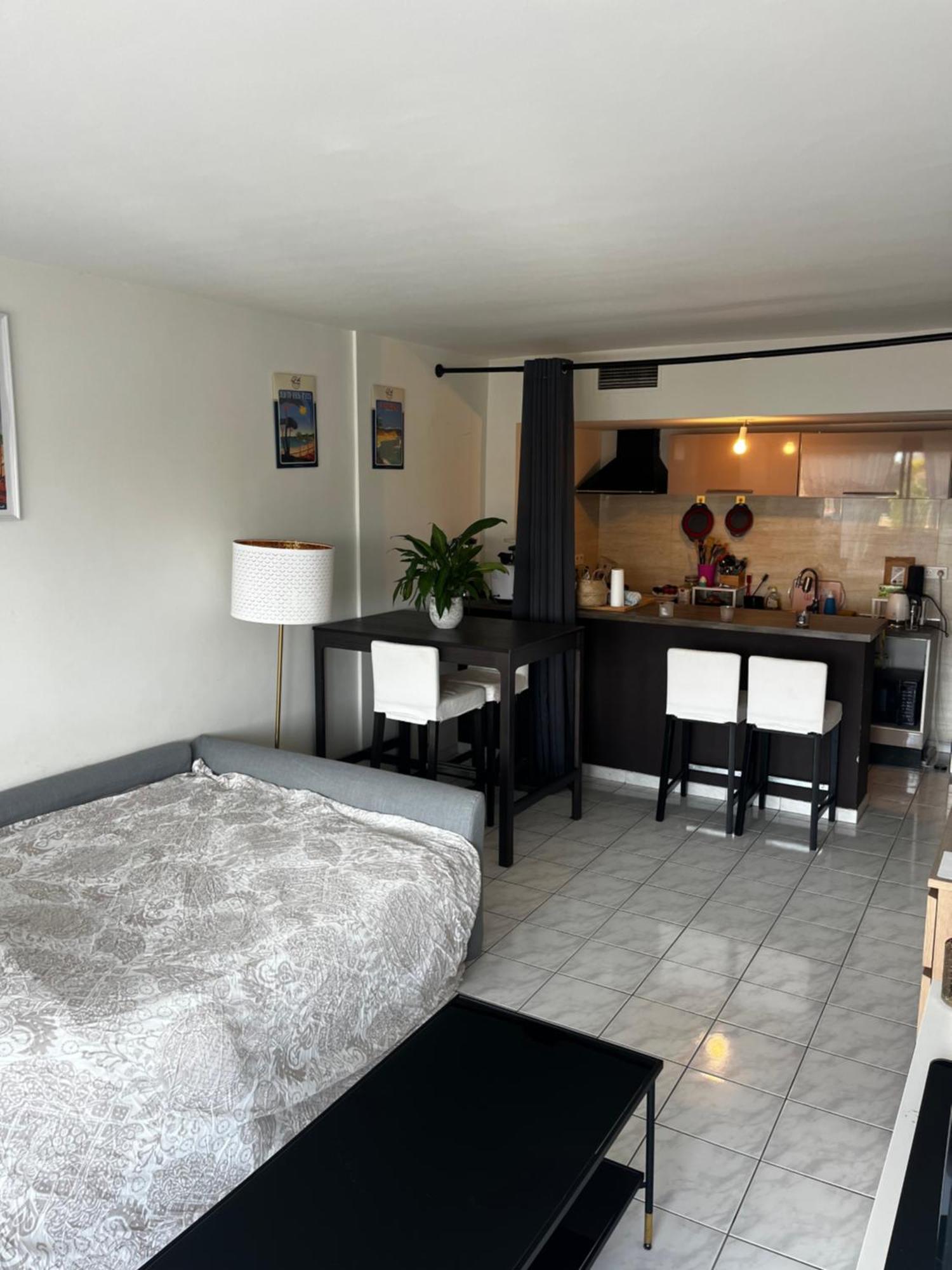Apartment Agreable Climatise Devant La Avec Parking